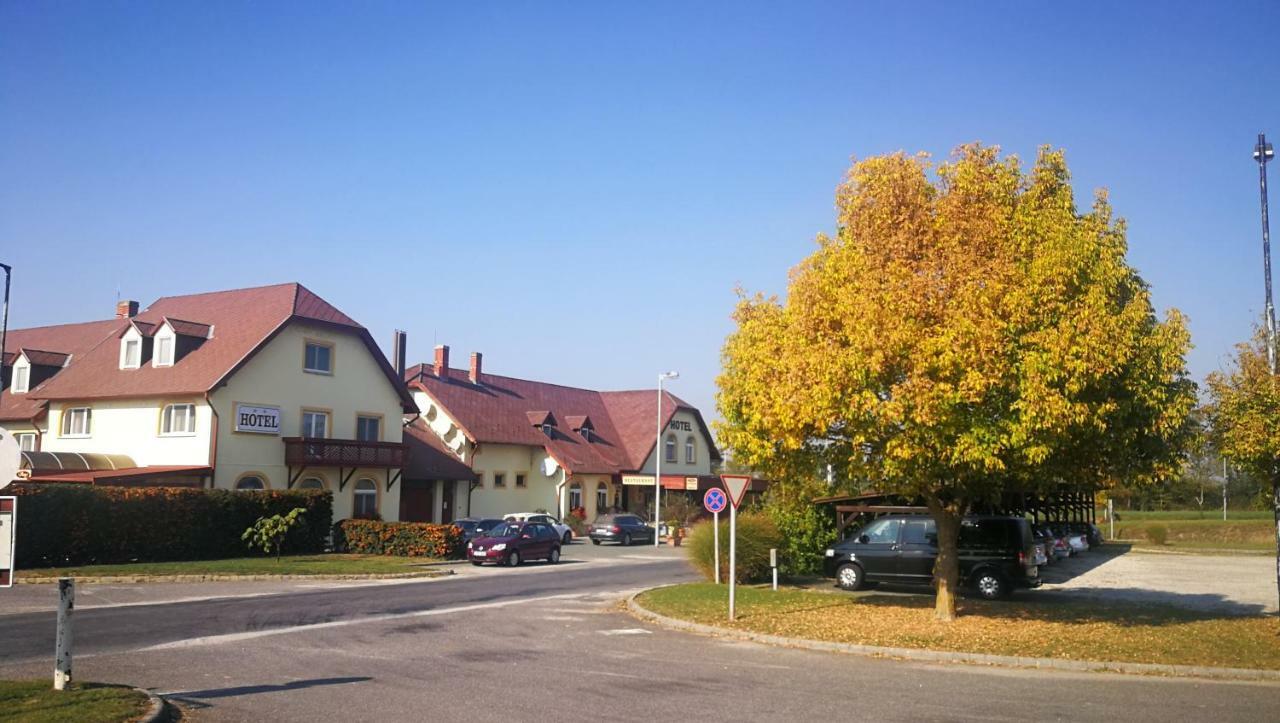 Patyi Etterem Es Hotel Bögöte Exteriér fotografie